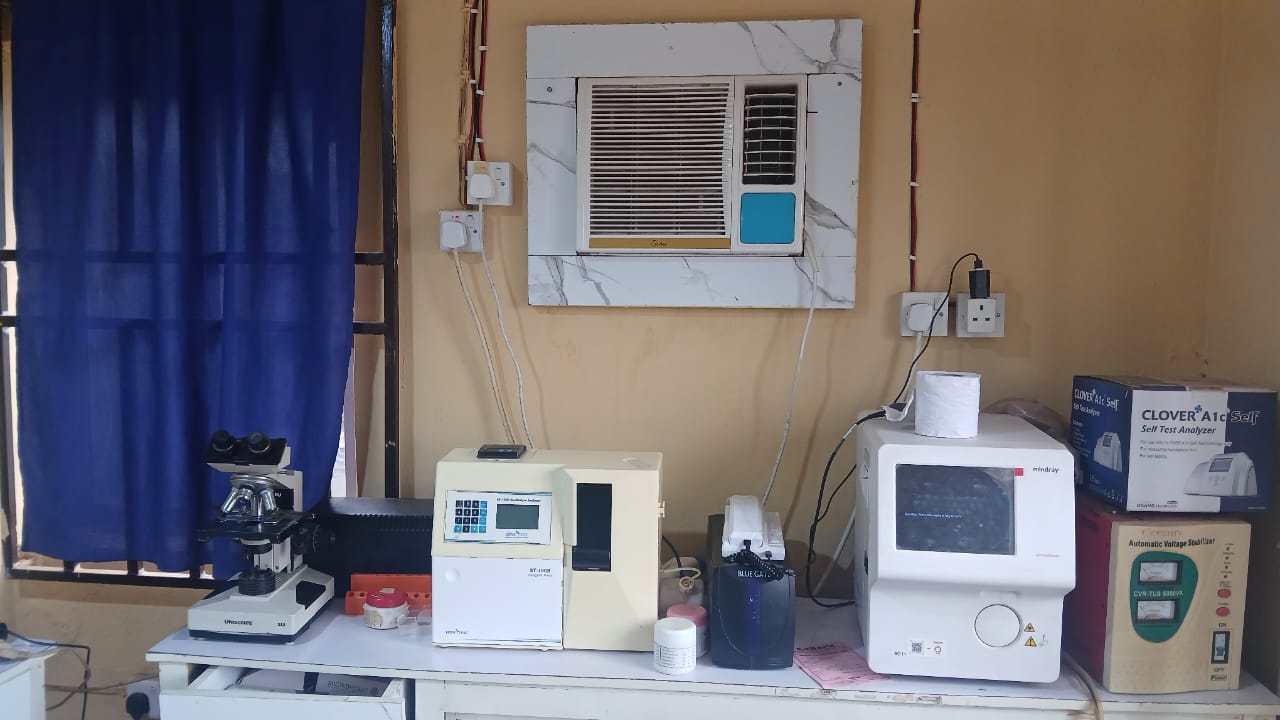 Modern laboratory equipment and diagnostic workspace